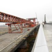 480 Tonnen werden über den Rhein geschoben