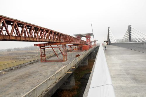 An diesem Lehrgerüst wird das Stahlteil der alten Rheinbrücke befestigt und ans Ufer geschoben. AJK/2