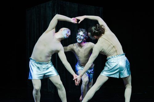 Andre Reitter, Arno Uhl und Bernhard Zandl schlüpfen in die Rolle von drei clownesken Göttern.  MARK MORGAN (2)