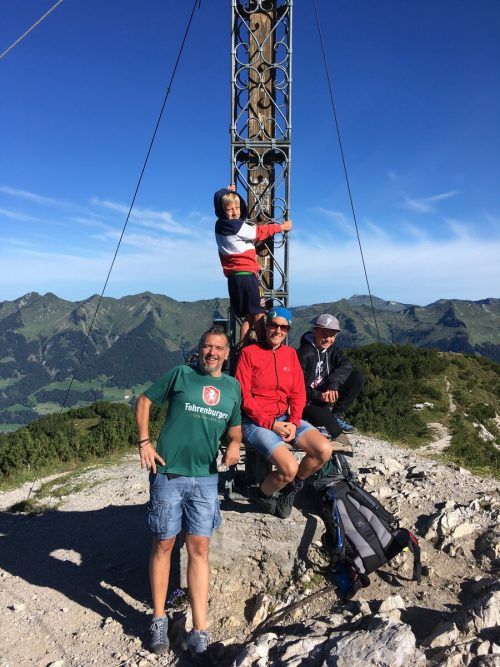 Andrea Pürmair mit ihrem Partner und ihren beiden Söhnen auf dem Hohen Fraßen.