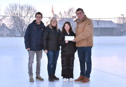 Andreas Wally (Marktgemeinde Rankweil), Conny Ketterer (Eislaufplatz Gastra), Gewinnerin Sabine Szabo und Gemeinderat Helmut Jenny bei der Übergabe des Gutscheins . MG