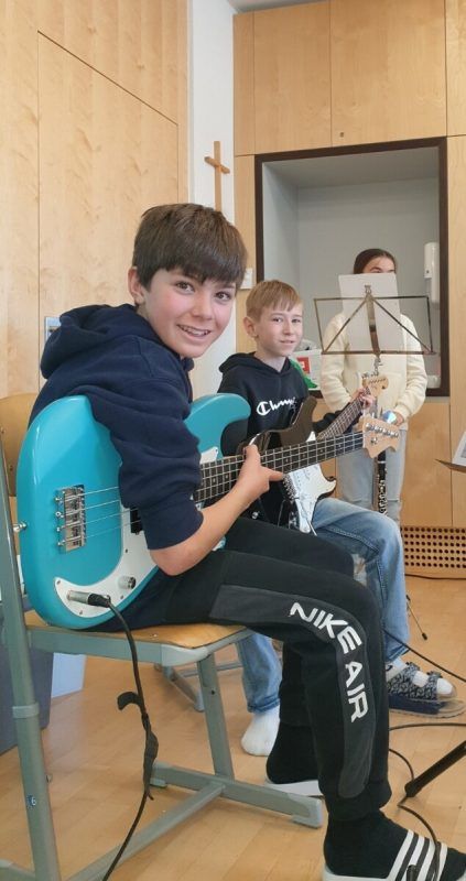 Auch ein Bass und eine E-Gitarre wurden eingesetzt.  