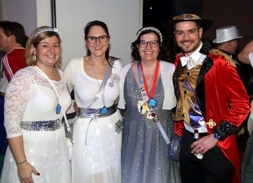 Auch FC-Obmann Julian Halder und Prinzessin Simone feierten mit (v. r.).