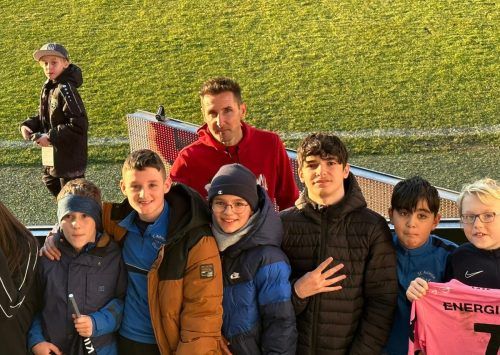 Auch für ein Gruppenfoto mit Cheftrainer Miroslav Klose war Zeit. mima