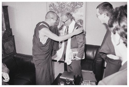 Auch Landeshauptmann Dr. Herbert Keßler wurde beschenkt, unter anderem mit dem Buch „Tibet in Turmoil 1950–1959: A Pictorial Account“. Helmut Klapper, Vorarlberger Landesbibliothek