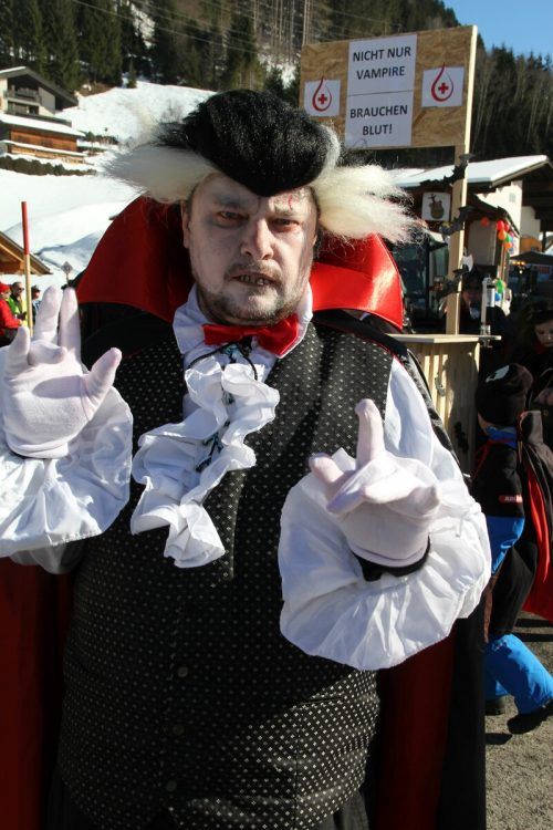 Auch Vampire gingen beim Faschingsumzug mit. 