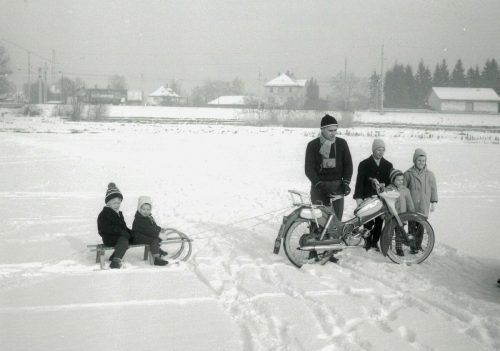 Auf dem zugefrorenen See unterwegs: Siegfried Baldauf mit seinen Kindern Maria und Gerhard auf dem Rodel sowie die Schallert-Kinder Manfred, Mechtild und Irmgard (r.). BMS