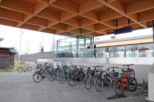 Auf der Südseite des Bahnhofs stehen noch Fahrräder. Hier ist wettergeschützter Platz für Motorräder und Mopeds vorgesehen.