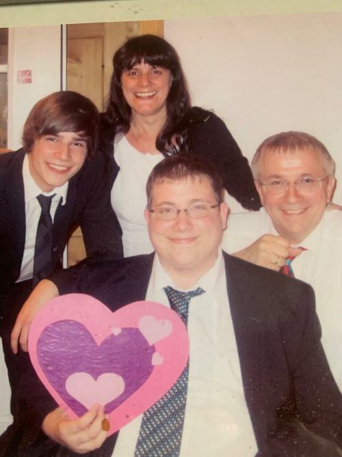 Axel (vorne) mit seinen Eltern Petra und Günter und seinem Bruder Jens. Das Foto wurde ein Monat vor Axels Tod aufgenommen.