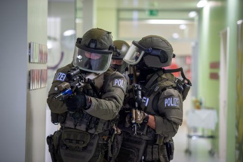 Beamte des Sondereinsatzkommandos Cobra sicherten die Amtshandlung ab.   SYMBOL/VN/RHOMBERG