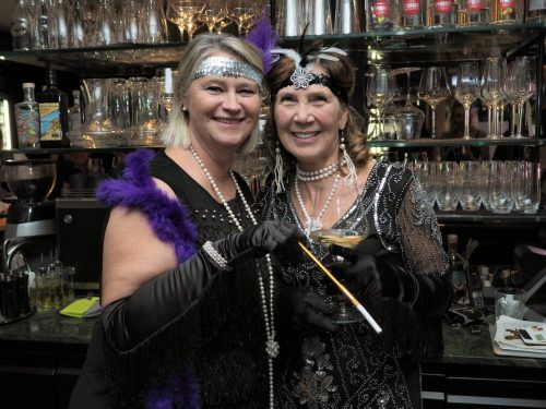 Beate Weinzierl-Bahl und Margot Deuring waren in Partystimmung.