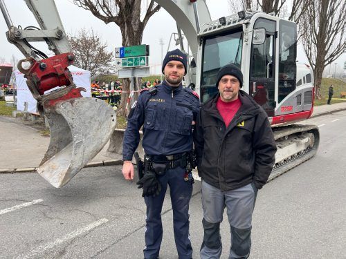 Beherzte Retter: Stadtpolizist Stefan Reif und Baggerfahrer Javier Gamonal Iglesias damals direkt nach dem Einsatz. VOL/Pletsch