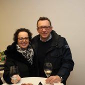 Blaues Trio mit gelben Tulpen auf Achse