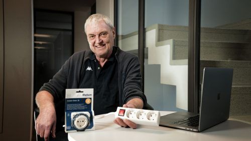 Berhard Fröwis arbeitet seit sieben Jahren ehrenamtlich bei der Caritas und führt Energiesparchecks durch. 