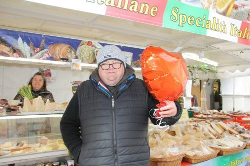 Beschenkt wurde auch Marktständler Guerino Longino.  