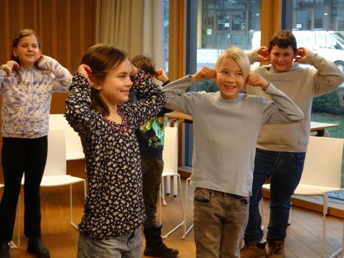 Bevor es ans Lesekaraoke ging, wärmten die Kinder sich richtig auf, um locker zu werden. cth/3