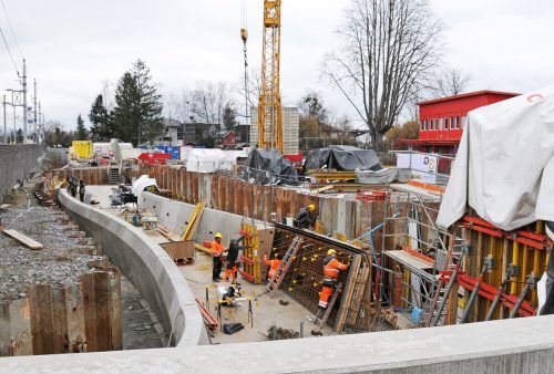 Bis Mai soll die neue Radunterführung beim Bahnhof Hard befahrbar sein.   ajk