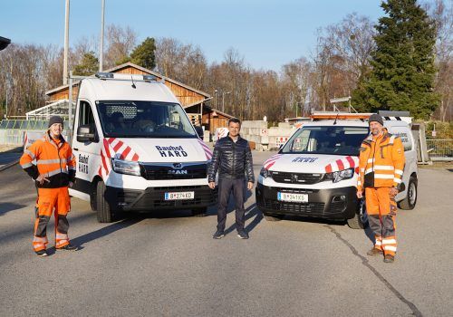Bürgermeister Martin Staudinger bei der Übergabe von zwei weiteren E-Fahrzeugen. MG Hard