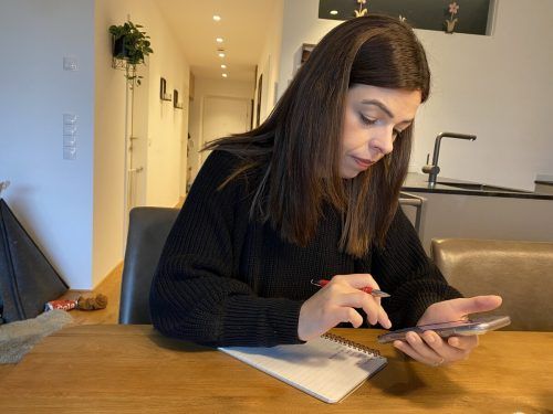 Christina Arnoldi aus Feldkirch merkt die gestiegenen Kosten vor allem beim Autofahren.  VOL.AT/MAYER