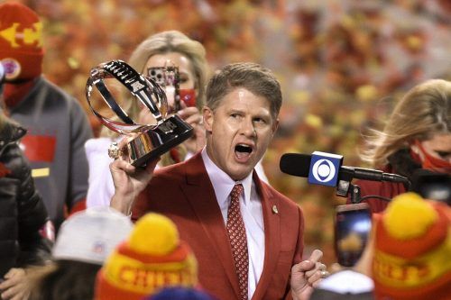 Clark Hunt (l.) und Jeffrey Lurie übten mit den Championship Trophys bereits für die Super Bowl. AP/2