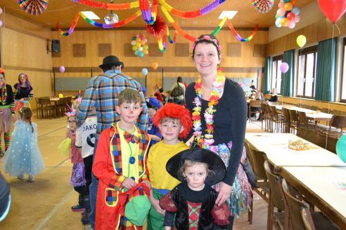 Corinna Müller war mit ihren Kindern Pius, Emil und der kleinen Irma auf der Faschingsparty.  BI