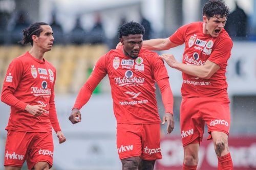 Da jubelten Cafeve und Leo Mätzler noch mit Torschützen Gustavo „Gustl“ Balotelli, am Ende hieß es 3:3 in Amstetten. gepa