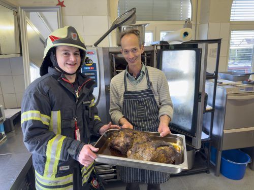 Damian schnappte sich den Braten in der Metzgerei Schmuck.