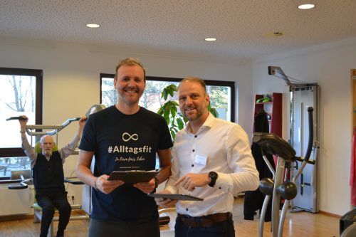 Daniel Siegl (Hausleiter der Senecura Laurentiuspark Bludenz) und Florian Berlinger verweisen auf eine langjährige, erfreuliche Zusammenarbeit.