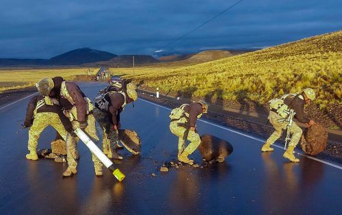 Das Bild zeigt Armeeangehörige in Peru, die an der Beseitigung von Straßensperren auf der Autobahn Santa Rosa arbeiten. Peru wurde in den letzten Wochen durch heftige Proteste gegen die Verhaftung des ehemaligen Präsidenten Pedro Castillo erschüttert. AFP