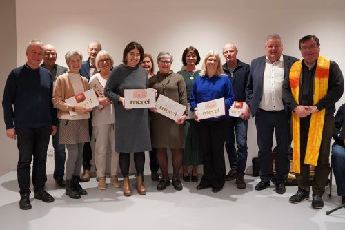 Das Büchereiteam freute sich gemeinsam mit den Bürgermeistern aus Sulz, Röthis und Viktorsberg und Pfarrer Cristinel Dobos über die Eröffnung der Bücherei. Stonig
