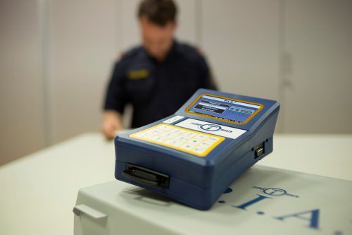 Das Drogenvortestgerät der Polizei schlug bei den Verkehrskontrollen bei einem halben Dutzend Probanden positiv an. vn/paulitsch