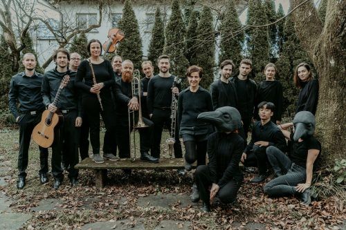 Das Ensemble Plus mit den Tänzern sowie Theaterleiterin Brigitte Walk.  Walktanztheater/Sarah Mistura