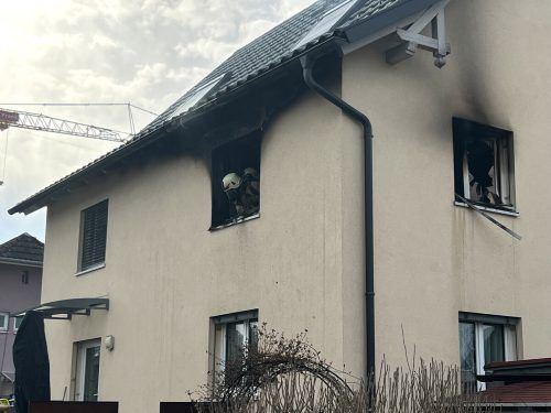 Das Feuer brach im ersten Stock des Hauses am Pohlweg aus.   VOL.AT/PLetsch