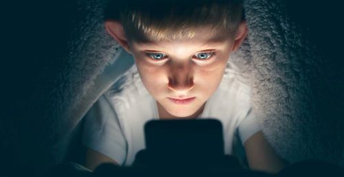 Das Handy gehört auch bei Kindern zum Alltag. Ein reduzierter Gebrauch schadet allerdings nicht. Adobe Stock
