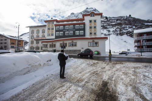Das Hotel inkl. Mitarbeiterhaus wurde im Februar 2019 von der „Central-Sporthotel Edelweiss Engelbert Strolz Erben“ um 11,49 Millionen Euro an die Hotel Edelweiss in Zürs GmbH (Wolf Projektmanagement - je 50 Prozent i+R Gruppe und Reinhard Wolf) verkauft. Geplante Widmungsänderung: Baufläche Wohngebiet (alt) in Sondergebietswidmung Hotel (neu). Die erwartete Wirkung: eine ausschließliche Nutzung als Hotel möglich (keine kalten Betten), höhere Baunutzungszahl. Zimmerbestand: 64, Zimmer neu: 30.