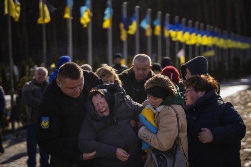 Das Leiden in der Ukraine ist weiter groß: Diese Frau trauert um ihren in Bachmut gefallenen Sohn. AP