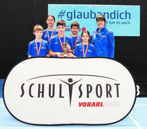 Das siegreiche Team der SMS Schendlingen (v. l.): Moritz Bürger, Melanie Loic, Moritz Vogel, Noel Längle und Anika Kalb mit Betreuerin Christine Kerber. Privat
