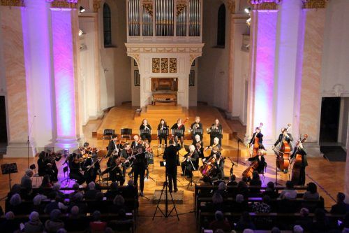 Das Stadtorchester Feldkirch spielte im Wechselspiel mit zwei ausgezeichneten Flötensolisten. HE