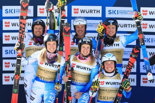 Das US-Skitem mit Nina O‘Brien, Paula Moltzan, Katie Hensien (vorne), Tommy Ford, River Radamus und Luke Winters feiert Gold. gepa