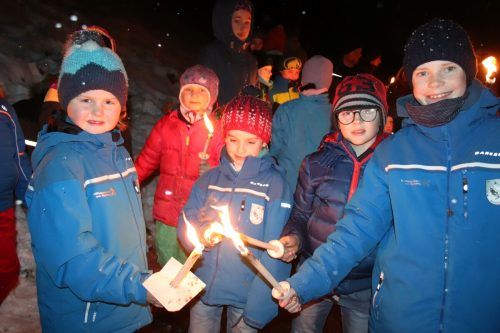 Den Kleinen gefiel der Fackellauf im Schneetreiben. Sie spazierten durch die Parzelle Schneider, begleitet vom Musikverein Bildstein. NAM/3