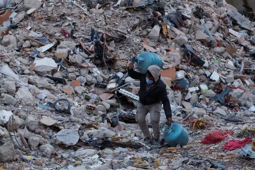Den Menschen im Erdbebengebiet blieb nach der Katastrophe nicht einmal das Nötigste. reuters