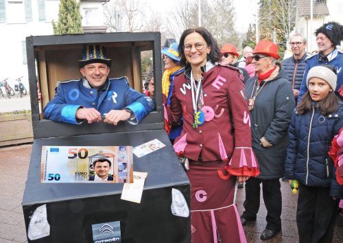 Der abgesetzte Bürgermeister wurde von Wealloruschar-Obfrau Petra Gebhard ins neue Harder Radarauto versetzt. AJK/2