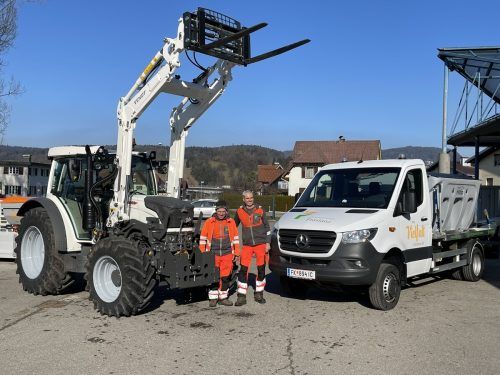 Der alte Unimog hat ausgedient, ein Traktor sowie ein Pritschwagen werden ihn ersetzen.
