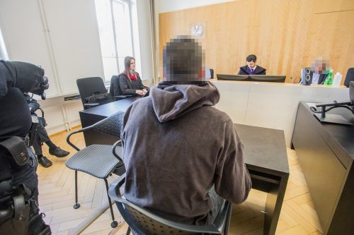 Der Angeklagte befindet sich bereits seit Mitte Jänner in Untersuchungshaft, er ist nicht geständig. vn/steurer