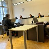 Stein gegen Polizeirevier geschleudert