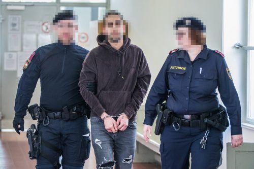 Der Angeklagte wurde aus der U-Haft vorgeführt. vn/steurer