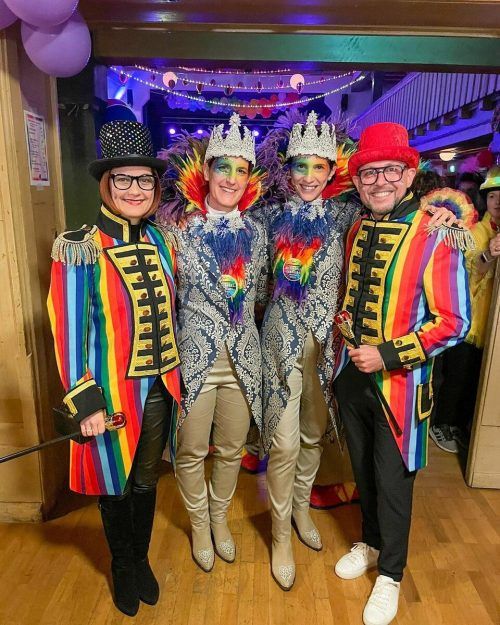 Der Bregenzer Bürgermeister Michael Ritsch mit Ehefrau Yvonne und den heurigen Faschingsprinzessinnen. Instagram/Ritsch