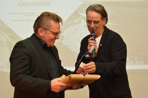 Der Fußacher Bürgermeister Peter Böhler bedankte sich bei Augustin Jagg.  afp/3