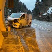Lenkradsperre aktiviert: Gegen Portal gekracht