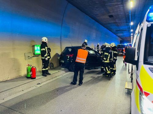 Der Pfändertunnel musste in beide Fahrtrichtungen gesperrt werden.   vol.at/Vlach